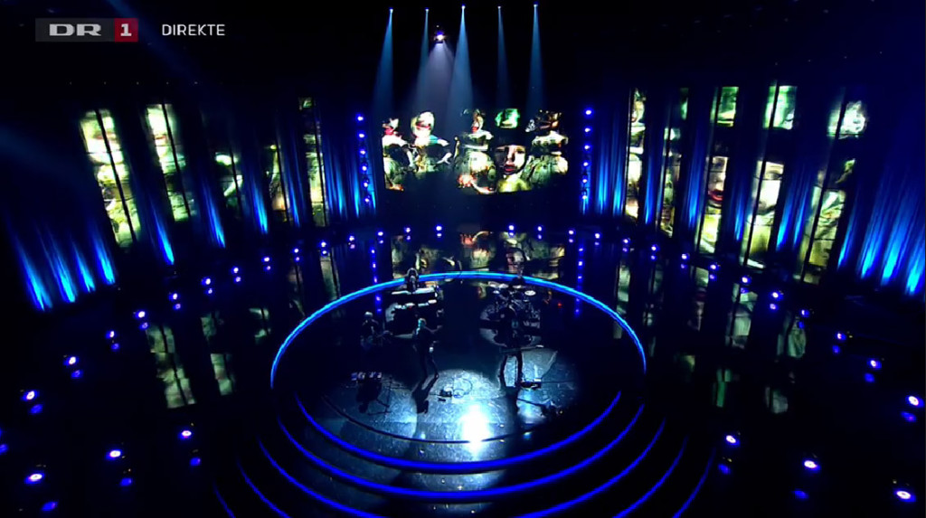 Mew played at the very end of the sports awards show. They had a really impressive stage set up! We 