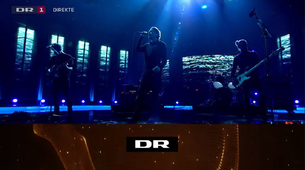 Mew played at the very end of the sports awards show. They had a really impressive stage set up! We 
